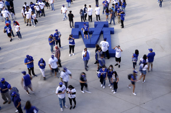 10일(현지시간) 관중들이 미국 캘리포니아 로스앤젤레스 다저스 스타디움에 야구경기 관람을 위해 모이고 있다.AP