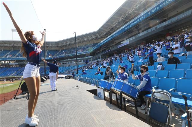 11일 오후 ‘2021 프로야구 신한은행 SOL KBO리그’ 삼성 라이온즈와 kt 위즈의 경기가 열린 대구 삼성라이온즈파크를 찾은 야구팬들이 치어리더의 응원과 함께 경기를 관람하며 휴일을 만끽하고 있다. 2021.4.11 뉴스1