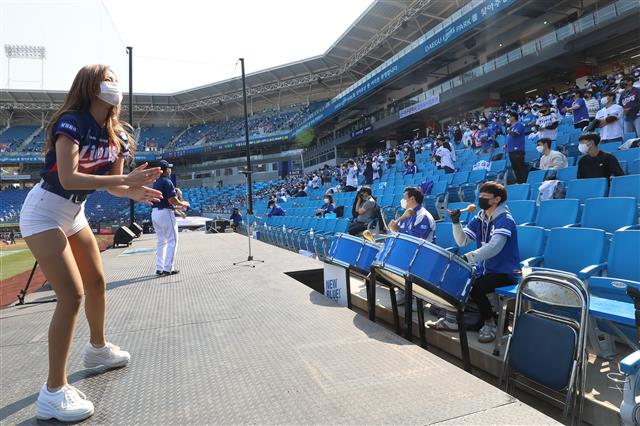 11일 오후 ‘2021 프로야구 신한은행 SOL KBO리그’ 삼성 라이온즈와 kt 위즈의 경기가 열린 대구 삼성라이온즈파크를 찾은 야구팬들이 치어리더의 응원과 함께 경기를 관람하며 휴일을 만끽하고 있다. 2021.4.11 뉴스1