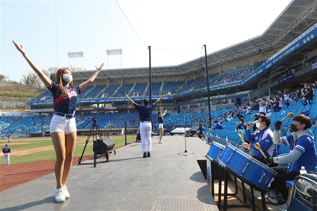 11일 오후 ‘2021 프로야구 신한은행 SOL KBO리그’ 삼성 라이온즈와 kt 위즈의 경기가 열린 대구 삼성라이온즈파크를 찾은 야구팬들이 치어리더의 응원과 함께 경기를 관람하며 휴일을 만끽하고 있다. 2021.4.11 뉴스1