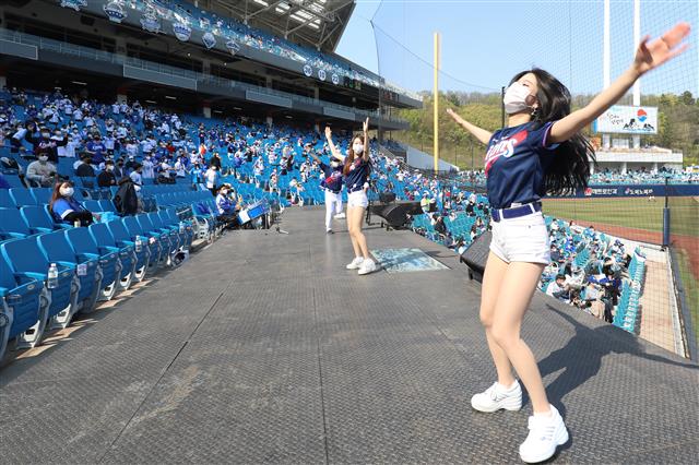 11일 오후 ‘2021 프로야구 신한은행 SOL KBO리그’ 삼성 라이온즈와 kt 위즈의 경기가 열린 대구 삼성라이온즈파크를 찾은 야구팬들이 치어리더의 응원과 함께 경기를 관람하며 휴일을 만끽하고 있다. 2021.4.11 뉴스1