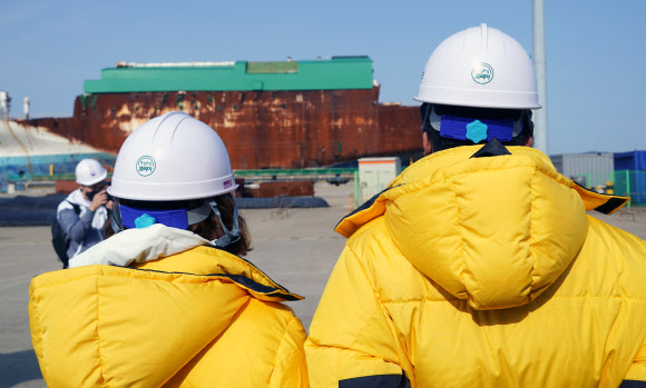 11일 오전 전남 목포시 목포신항에서 세월호 참사 피해 가족들이 인양돼 있는 선체를 바라보고 있다. 2021.4.11  4·16 재단 제공