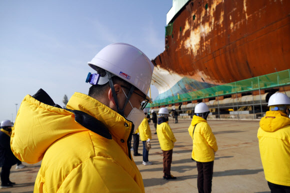 11일 오전 전남 목포시 목포신항에 인양된 세월호 선체 앞에서 세월호 참사 피해 가족들이 헌화와 묵념을 하며 피해자를 추모하고 있다. 피해 가족들은 이날 참사 해역에서 선상 추모식을 하려 했지만 해경이 사고 당시 현장지휘선으로 쓰인 ‘3009함’을 준비하자 탑승을 거부하고 세월호 선체 앞에서 추모식을 열었다. 2021.4.11  4·16 재단 제공.