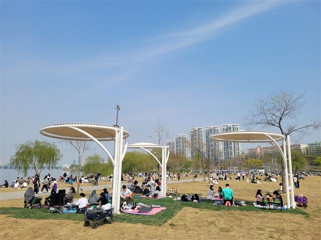 11일 오후 서울 서초구 반포한강시민공원이 나들이를 나온 시민들로 가득 차 있다.