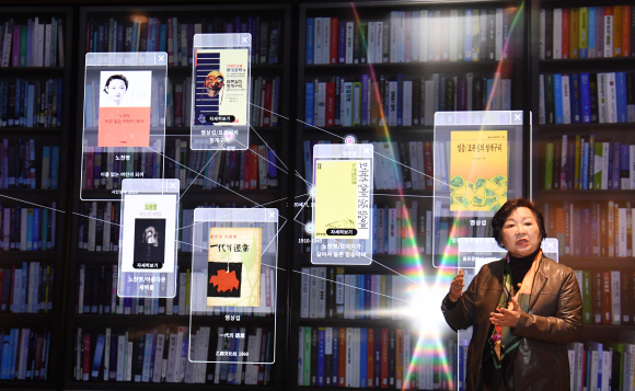 서혜란 국립중앙도서관장이 디지털도서관 지하 3층에 마련한 ‘실감서재’를 시연하면서 “선도적으로 미래를 보여 주는 게 국립중앙도서관의 역할”이라고 설명했다.  김명국 선임기자 daunso@seoul.co.kr