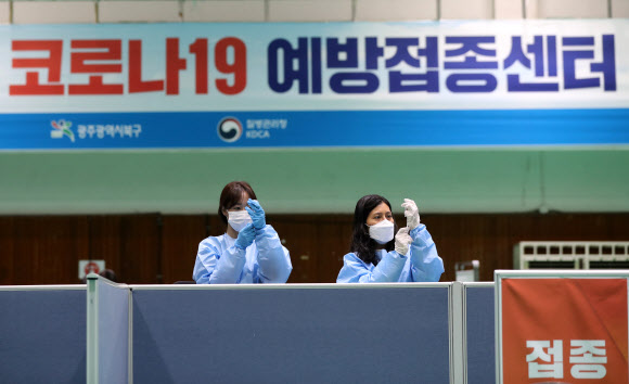 AZ 백신 접종 재개 준비