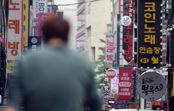 수도권-부산 유흥시설 영업중단된 12일 서울 종로의 번화가가 한산한 모습을 보이고 있다.  2021.4.12 박지환기자 popocar@seoul.co.kr