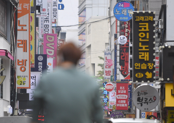 수도권-부산 유흥시설 영업중단된 12일 서울 종로의 번화가가 한산한 모습을 보이고 있다.  2021.4.12 박지환기자 popocar@seoul.co.kr