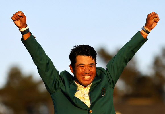 미국 조지아주 오거스타 내셔널 골프클럽에서 12일(한국시간) 막을 내린 제85회 마스터스 토너먼트에서 아시아 선수 최초로 우승한 마쓰야마 히데키가 그린 재킷을 입고 두 손을 번쩍 들어 환호하고 있다. 오거스타 로이터 연합뉴스