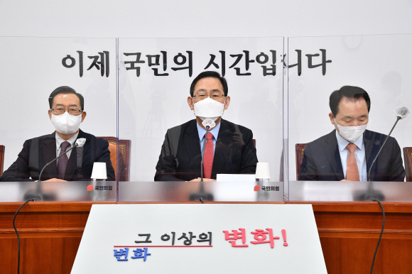국민의힘 주호영(가운데) 대표 권한대행이 12일 국회에서 열린 비상대책위원회의에 참석해 모두발언을 하고 있다. 왼쪽은 이종배 정책위의장, 오른쪽은 성일종 비대위원. 김명국 선임기자 daunso@seoul.co.kr