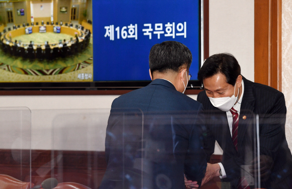 오세훈 서울시장이 13일 오전 서울 종로구 세종대로 정부서울청사에서 영상으로 열린 국무회의에 참석해 서욱 국방부장관과 인사를 나누고 있다. 2021. 4. 13 박윤슬 기자 seul@seoul.co.kr