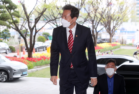 오세훈 서울시장이 13일 국무회의에 참석하기 위해 서울 종로구 정부서울청사로 들어서고 있다. 2021. 4. 13 박윤슬 기자 seul@seoul.co.kr