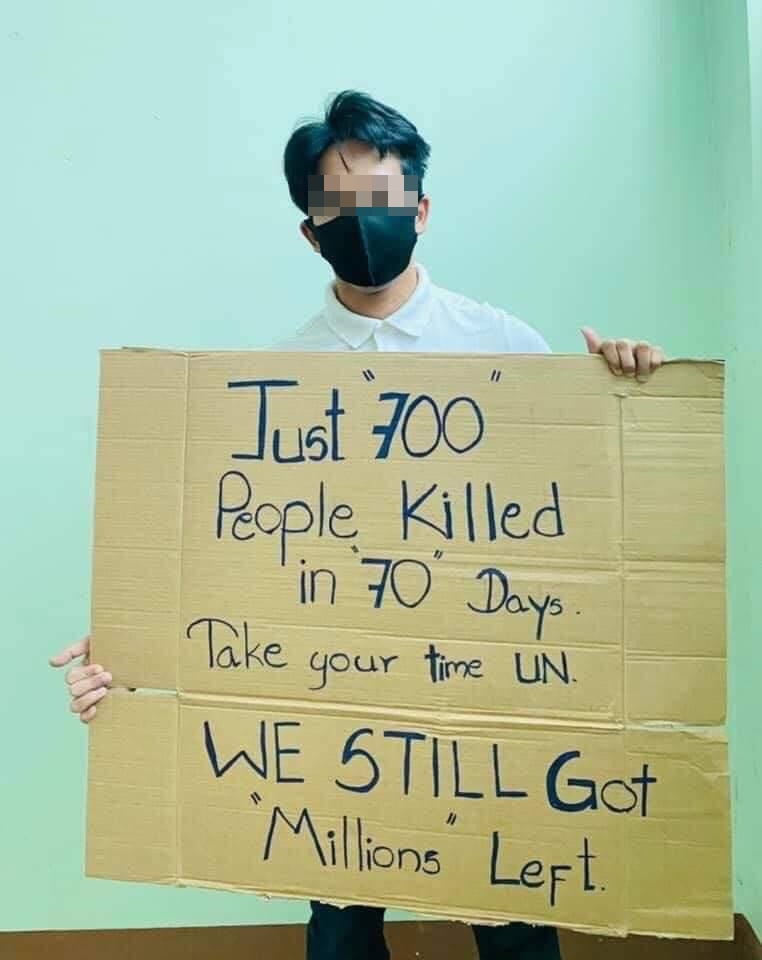 한 미얀마 청년이 “70일 동안 단지 700명 죽었을 뿐이다. 유엔, 여유를 가져라. 우린 아직 수백만명이 남아 있다”는 반어적 문구를 담은 피켓을 들어 행동에 나서지 않는 국제사회를 꼬집었다.  SNS 캡처