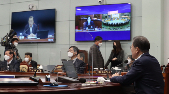 문재인 대통령이 13일 오전 청와대에서 열린 제16회 국무회의에서 오세훈 서울시장과 화상을 통해 인사하고 있다.  2021. 4. 13 도준석 기자 pado@seoul.co.kr