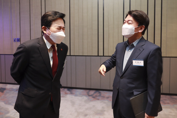 안철수 국민의당 대표(오른쪽)와 원희룡 제주도 지사가 13일 오전 서울 여의도 페어몬트호텔 그랜드볼룸에서 열린 이코노믹포럼에서 대화를 나누고 있다. 2021. 4. 13 김명국 선임기자 daunso@seoul.co.kr