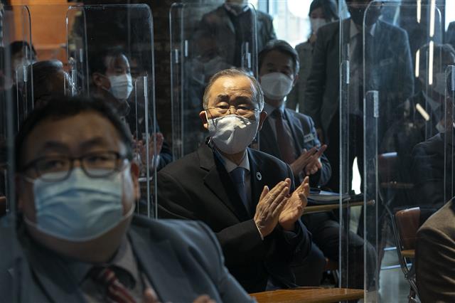 박수 치는 반기문 위원장