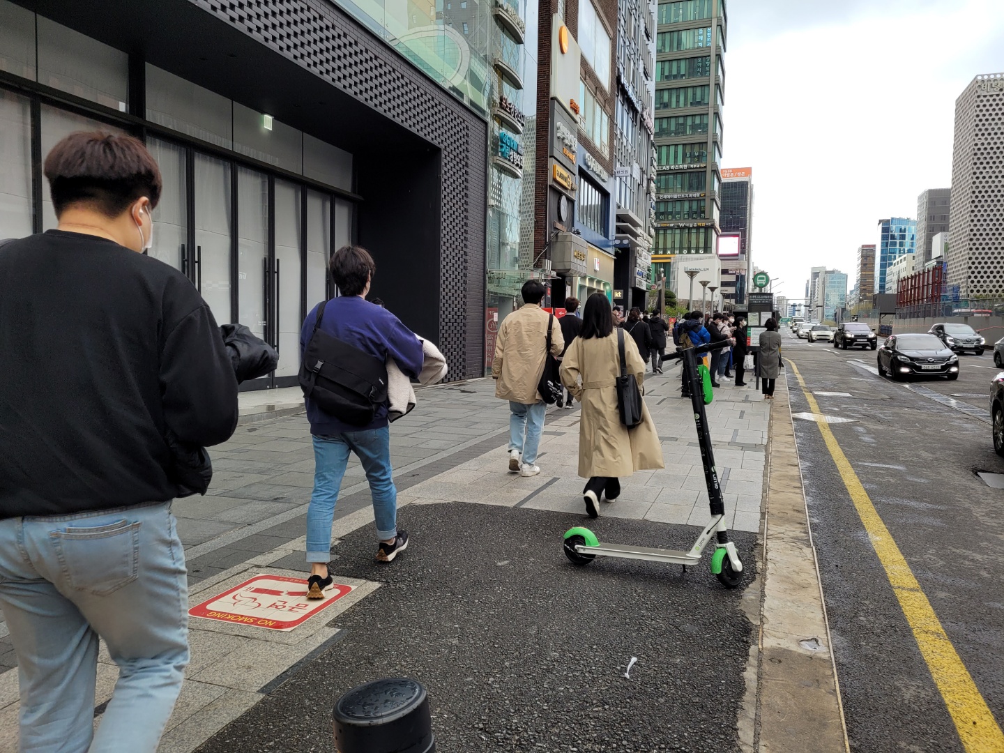 13일 오전 출근길 많은 사람들이 오가는 서울 강남구 강남대로 인도 한 주변에 전동킥보드가 덩그러니 세워져있다. 강남대로 일대는 일부 공유 킥보드 업체들이 ‘주차금지구역’으로 설정한 곳이다.