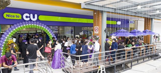 편의점 CU가 지난 1일 말레이시아 쿠알라룸푸르에 문을 연 ‘CU센터포인트점’에 입장하기 위해 현지 고객들이 길게 줄지어 서 있다. BGF리테일 제공