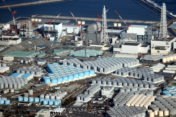일본 정부가 13일 각료회의를 열어 2011년 동일본대지진 당시 후쿠시마 제1원자력발전소 폭발로 발생한 오염수를 2023년부터 30년에 걸쳐 해양에 방출하겠다고 최종 결정하자 국제 사회의 비판이 이어지고 있다. 사진은 오염수를 저장한 탱크가 모여 있는 현장 모습. 후쿠시마 EPA 연합뉴스