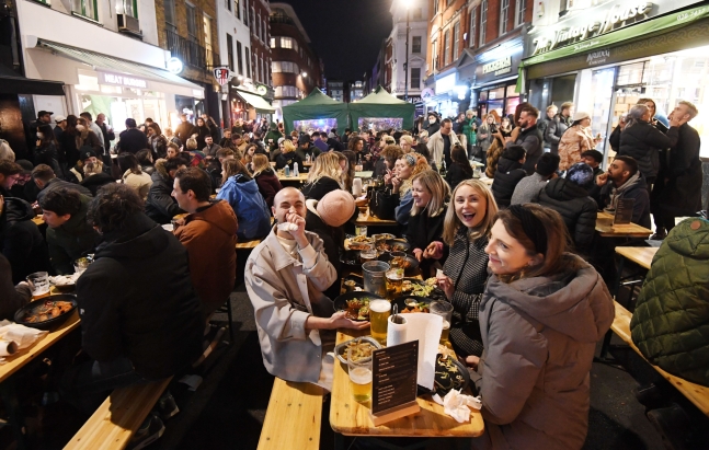 거리두기 완화로 3개월만에 영업이 재개된 영국 런던 소호 식당 야외에 사람들이 몰려 마시고 먹고있다.EPA 연합뉴스