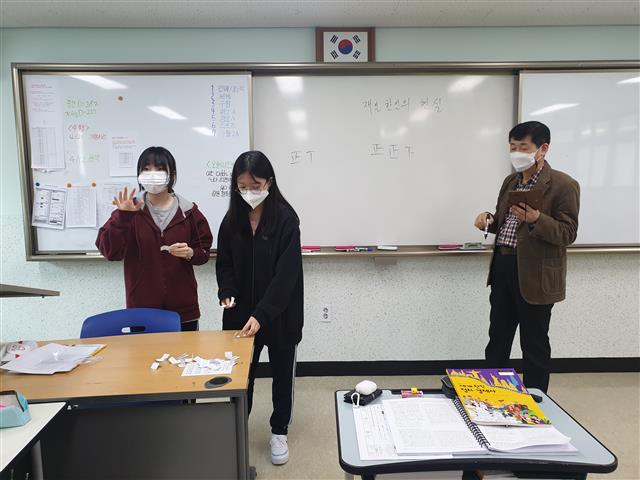 서울 관악구 구암고등학교 3학년 교실에서 이성대(오른쪽) 교사가 ‘세계 한인 정치·경제사’ 수업을 하고 있다.  구암고등학교 제공