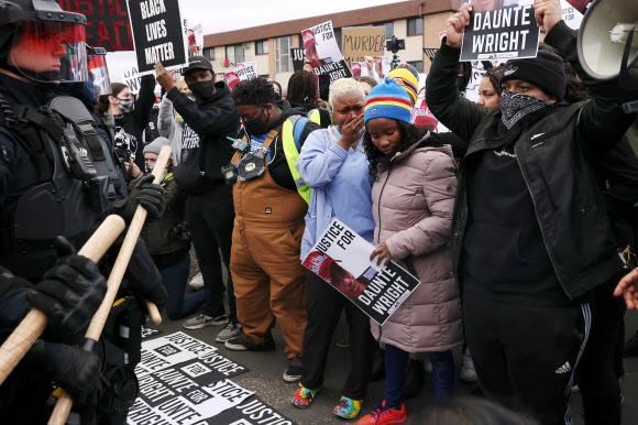 조지 플로이드 사망 사건이 발생한 미네소타주 미니애폴리스 인근 도시인 브루클린센터에서 지난 주말 20세 흑인 청년이 비무장 상태에서 경찰의 총에 맞아 숨지자, 이에 항의하는 격렬한 시위가 벌어졌다. 민심이 크게 동요하자 주지사는 당일 밤부터 이튿날 오전까지 근처 3개 카운티에 통행금지 명령을 내렸다. 브루클린센터 로이터 연합뉴스