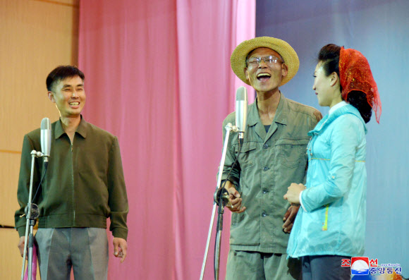 김일성 탄생 109돌 경축  농근맹중앙예술선전대 공연 진행