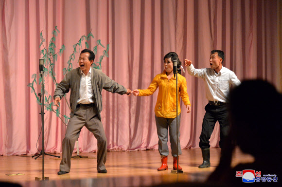 김일성 탄생 109돌 경축 직총중앙로동자예술선전대공연 진행