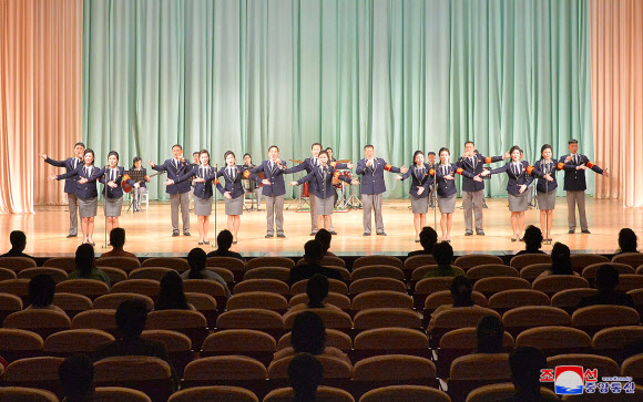 김일성 탄생 109돌 경축 직총중앙로동자예술선전대공연 진행