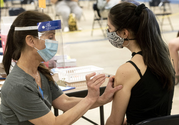 지난 8일(현지시간) 오하이오주의 한 접종소에서 얀센 코로나19 백신을 맞는 여성. AP