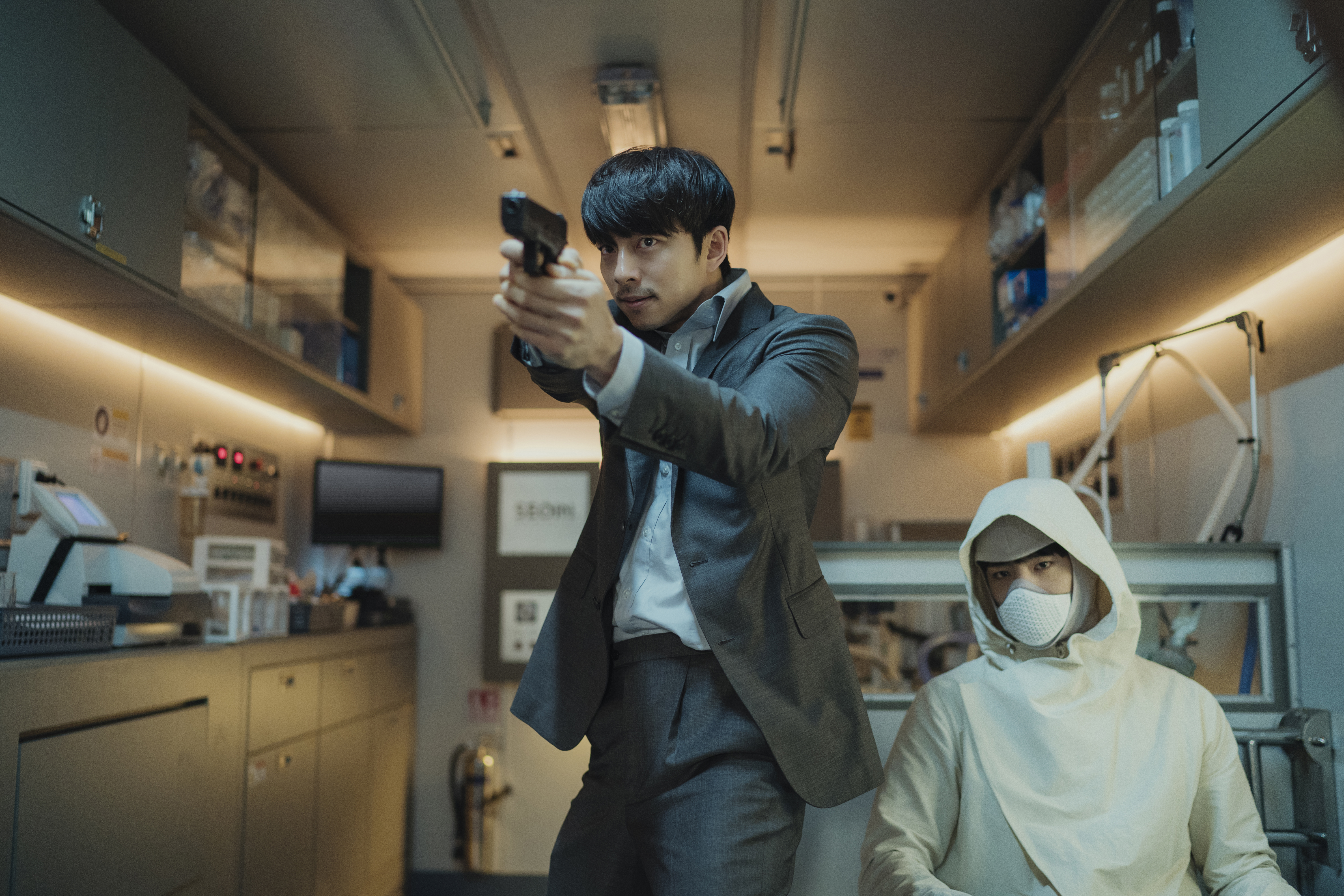 영화 ‘서복’에서의 공유(왼쪽)와 박보검(오른쪽) CJ ENM 제공