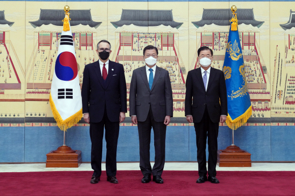 문재인 대통령이 14일 오전 청와대 본관에서 열린 주한대사 신임장 제정식에서 페데리꼬 알베리토 꾸에요 까밀로 주한 도미니카공화국 대사로부터 신임장을 받고 기념사진을 촬영하고 있다. 오른쪽은 정의용 외교부 장관. 2021. 4. 14. 도준석 기자 pado@seoul.co.kr