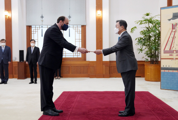 문재인 대통령이 14일 오전 청와대 본관에서 열린 주한대사 신임장 제정식에서 아리스 비간츠 주한 라트비아 대사로부터 신임장을 받고 있다. 2021. 4. 14 도준석 기자 pado@seoul.co.kr