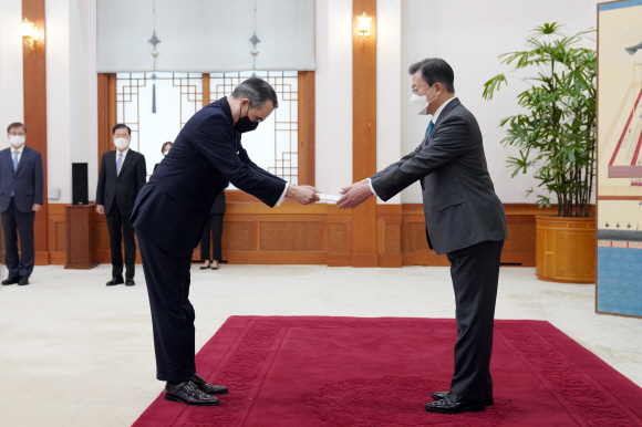 문재인 대통령이 14일 오전 청와대 본관에서 열린 주한대사 신임장 제정식에서 페데리꼬 알베리토 꾸에요 까밀로 주한 도미니카공화국 대사로부터 신임장을 받고 있다. 2021. 4. 14 도준석 기자 pado@seoul.co.kr