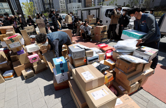 강동구 A아파트 앞에 놓인 택배 물품
