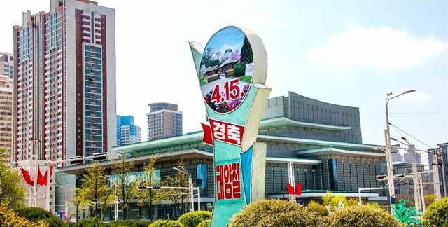 태양절 맞은 북한 “수도 거리마다 절절한 그리움”