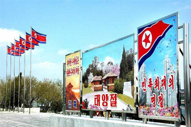 “민족 최대의 명절”…태양절 맞이한 평양의 풍경