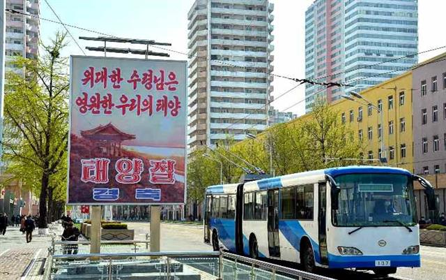 노동신문 “수도의 거리마다 태양절 경축”