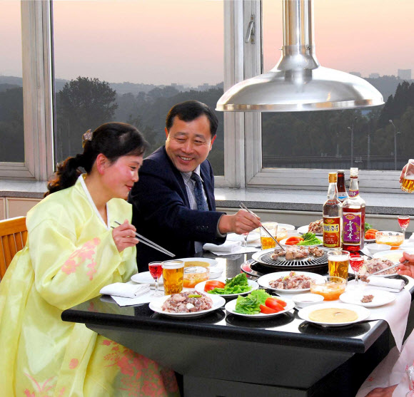 평양 청류관에서 식사하는 북한 주민