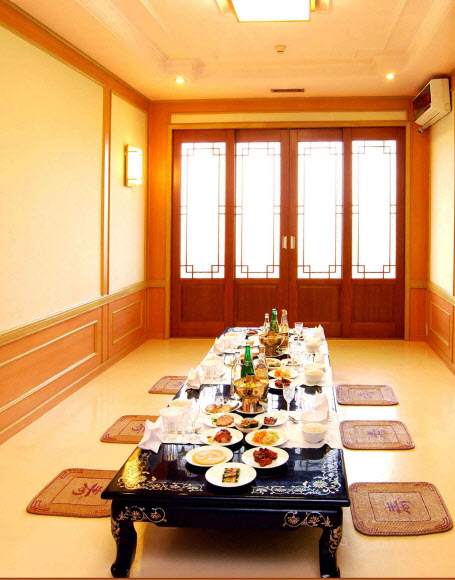 창립 40돌 맞이한 평양 청류관 식당