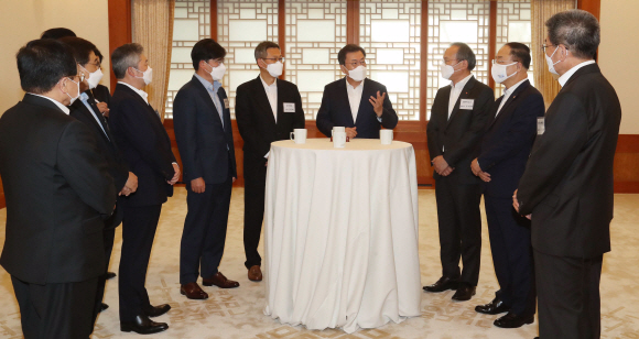 문재인 대통령이 15일 청와대에서 열린 확대경제장관회의에 앞서 참석자들과 환담하고 있다. 도준석 기자 pado@seoul.co.kr