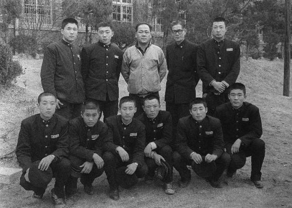 1962년 한국체육상 남자단체상을 받은 경복고 농구부. 서울신문 DB