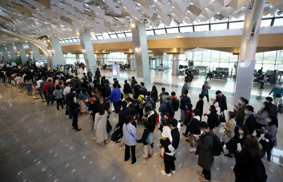김포공항 국내선 청사는 여행객들로 ‘인산인해’