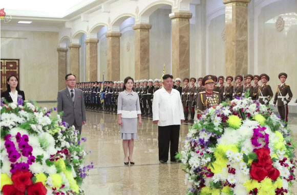 김정은, 김일성생일 맞아 금수산태양궁전 참배