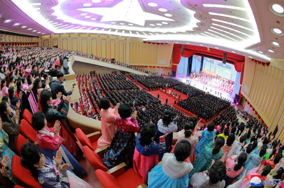 북한 김정은·리설주 부부, 김일성 생일 기념 합동공연 관람