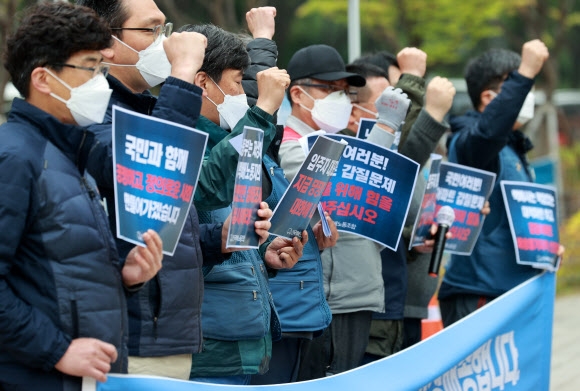 택배노조, 강동 아파트 단지 앞 기자회견