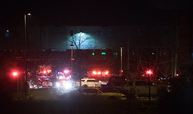 15일(현지시간) 총격이 발생한 미국 인디애나주 인디애나폴리스의 한 물류시설 앞에 경찰차 등이 서있는 모습. 트위터 캡쳐