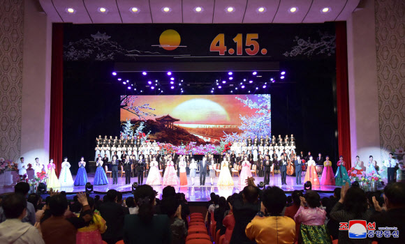 북한 김일성 생일 맞이해 각지서 공연 진행