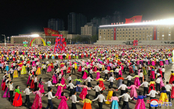 북한 청년들 ‘태양절’맞아 김일성광장에서 야회