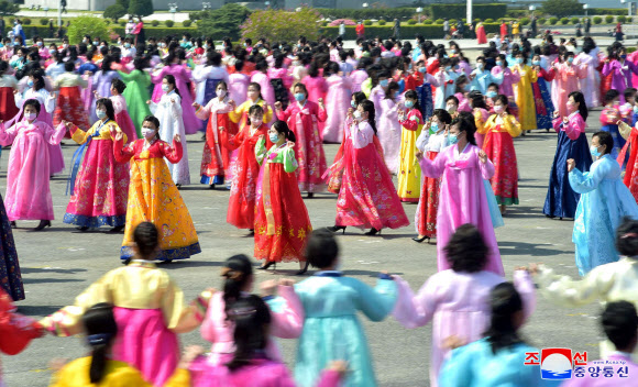 북한 김일성 생일 맞아 무도회 진행